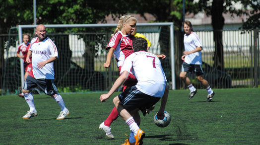 Spraigā cīņā Saeimas futbola komanda tomēr zaudēja dāmām no Latvijas Nacionālās sieviešu futbola izlases.