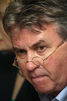 При всей своей интеллигентности Хиддинк оказался человеком жадным и не гнушающимся шантажа