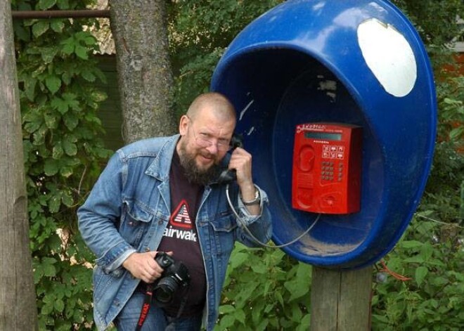 Katrā Pietālavas ciematā pļavas vidū joprojām redzams taksofons — tas darbojas, turklāt ir modernāks nekā padomju laikā. Fotogrāfs Lauris Filics apgalvo, ka ar šo var sazvanīt Maskavu.