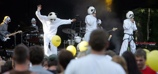 Grupa "Instrumenti" uzstājoties pagājušā gada mūzikas un mākslas festivālā "Positivus festivāls" Salacgrīvā.