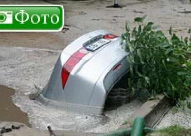 На ул. Ницгалес автомашина провалилась под асфальт