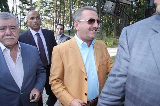 В Юрмале Тельмана Исмаилова и его сына Аликпера окружала многочисленная охрана