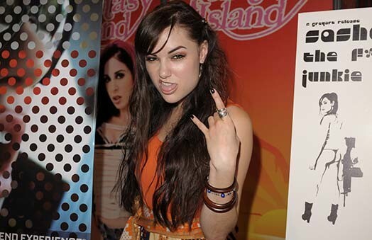 Саша Грей исполнила мечту любой порноактрисы и стала сниматься в настоящем кино. Правда, пока ей достались роли проститутки и персонажа по имени Ворон