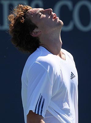 Latvijas labākais tenisists Ernests Gulbis ir ļoti neapmierināts ar savu sniegumu mačā pret kolumbieti Alehandro Falju.