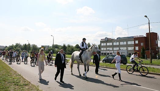 Jūliuss Šuplers pa Rīgu jāj baltā zirgā.