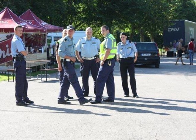 Pēc Ričiem izteiktajiem draudiem par drošību izrādē Tukumā rūpējās arī valsts policijas darbinieki.