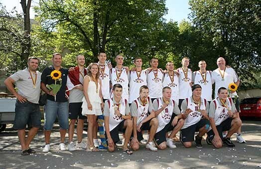 Latvijas U 18 izlases basketbolisti ar Eiropas čempionāta bronzas medaļām?