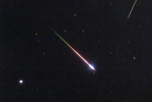 Meteors debesīs izskatās kā taisna spoža švīka, kas uzplaiksna nepilnu sekundi