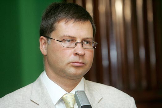 Tradicionālā trešdienu rītu intervija Latvijas Radio nu premjeram Valdim Dombrovskim ir liegta — lai nebūtu nekāda „slēptā reklāma”.