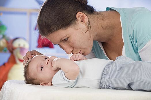 Vecāki tagad ir tik aizņemti, ka viņiem neatliek laika kārtīgi samīļot un sabučot mazuli. Viņi rūpējas, lai būtu dārgas mantas, labs ēdiens un visādi civilizācijas brīnumi, aizmirstot būtiskāko: bērnam vajadzīgs mātes tuvums un pieskārieni.