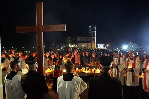 Vissvētākās Jaunavas Marijas Debesīs uzņemšanas svētki Aglonā izvērtās „Par labu Latviju” (PLL) bezmaksas priekšvēlēšanu reklāmā.