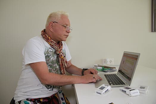 Певец Борис Моисеев в свой квартире в Лиелупе всю домашнюю работу делает сам, только не любит гладить― вместо этого предпочитает смотреть порно-фильмы в Интернете и черпать из них вдохновение
