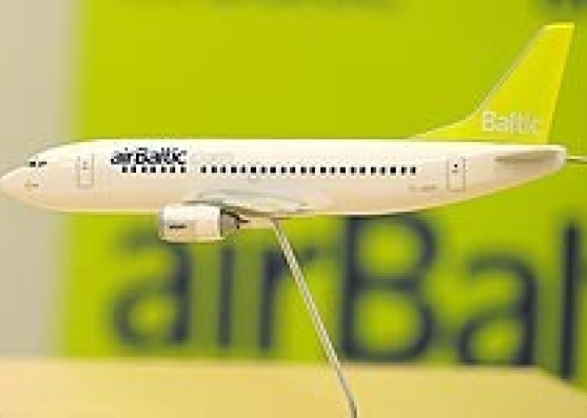 "airBaltic" stjuaršu atlase Igaunijā sapulcina pilnu zāli ar modeles tipa meitenēm