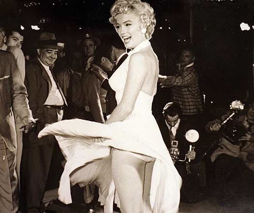 Reti kurš atceras filmu „The Seven Year Itch” (1955), taču epizode ar vēja piepaceltiem svārkiem ir kļuvusi par kinematogrāfijas klasiku.