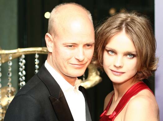 Союз супермодели Натальи Водяновой и лорда Джастина Портмана казался нерушимым и продлился 10 лет, но вскоре брак будет расторгнут. Согласно брачному контракту, в случае измены Натальи трое детей пары останутся с отцом. Чтобы этого не допустить, лорд требует от Натальи 10 000 000 долларов отступных