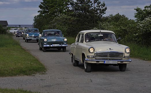 Retro auto izbraukumi un salidojumi, satikšanās ar citiem kolekcionāriem un restauratoriem ir skaista kompensācija pēc garāžās vienatnībā un pacietīgā darbā pavadīta laika. Un arī acu prieks mums, pārējiem.