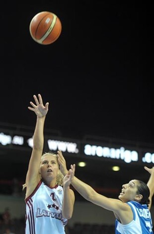 Elīnas Babkinas precīzais soda metiens atnesa uzvaru Latvijas basketbolistēm.