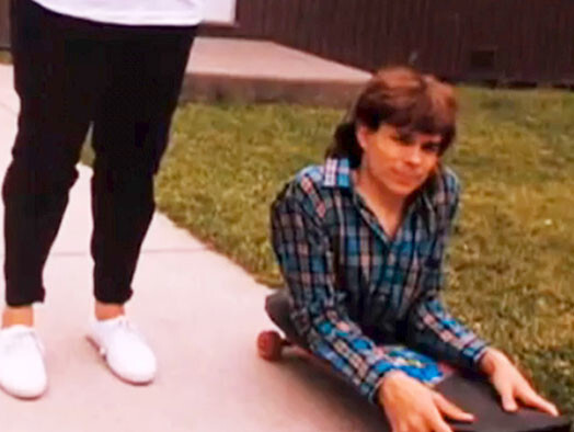 Мужчина отказывается от использования протезов и инвалидных колясок. Иногда для передвижения он использует скейт..