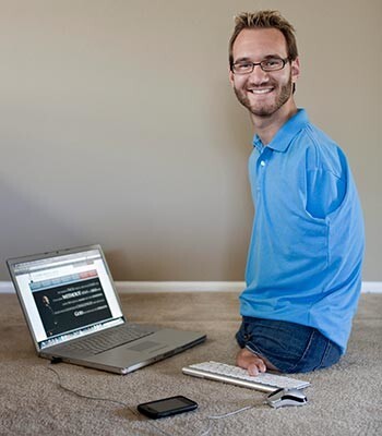 Ник легко обращается с компьютером — он способен печатать со скоростью 43 слова в минуту