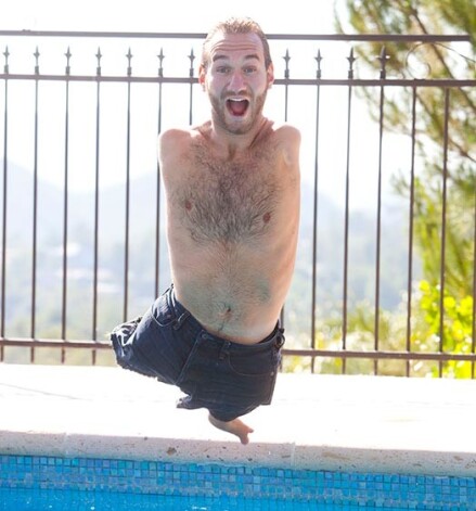 Ник умеет плавать и даже нырять, у него это получается ничуть не хуже обычных людей. А еще он фантастически жизнерадостный человек, каким не способна быть большая часть обычных женщин и мужчин