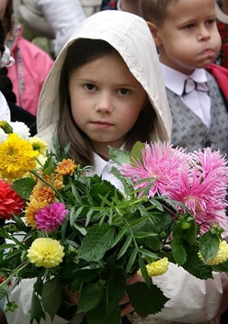 1. septembrī, lai arī nelielām, bet pie patīkamām dāvanām var tikt jebkurš Latvijas pirmklasnieks. Tikai katrā valsts pusē šīs dāvanas ir dažādākas – atkarīgas no pašvaldības un vietējo uzņēmumu dāsnuma.