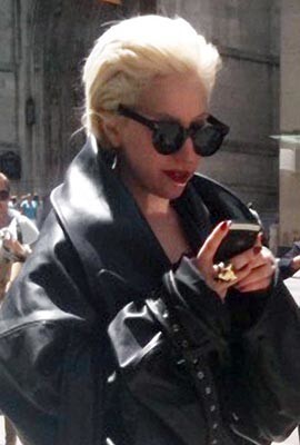 Lady Gaga tur telefonu tālāk no savas galvas.