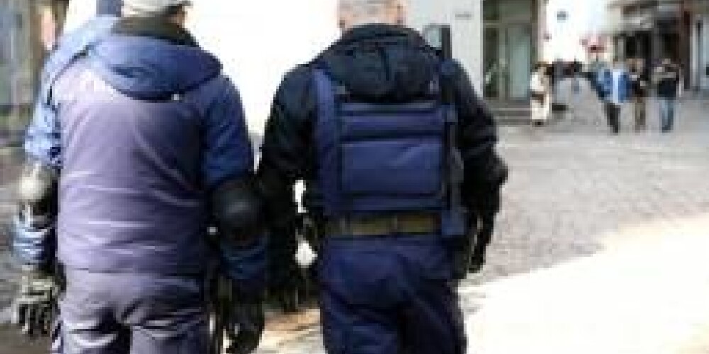 Два рижских полицейских задержаны за незаконную реализацию алкоголя