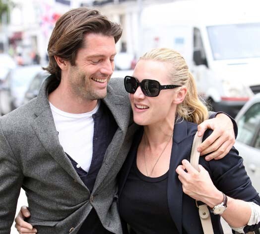 Titānika zvaigzne Keita Vinsleta un un viņas jaunā mīlestība — modelis Lūiss Daulers.