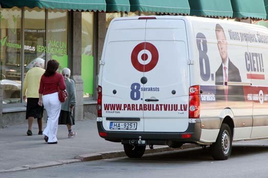 „Par labu Latviju” Šleserbuss jau vairākas dienas ar savu spītību uzjautrina „Vienotības” biedrus un tās atbalstītājus.