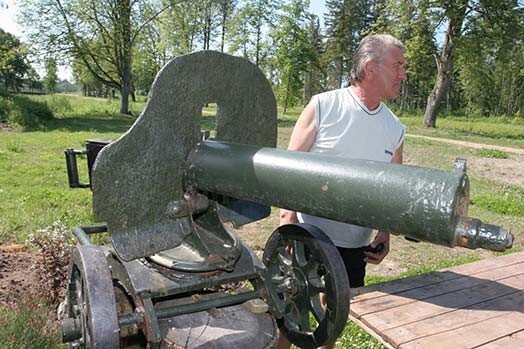Pirms četriem gadiem Oskaru Grīgu notiesāja par nelikumīgu ieroču glabāšanu — ar nosacītu brīvības atņemšanu. No Tīreļpurva izceltais Maksima ložmetējs gan nav šaušanai derīgs.