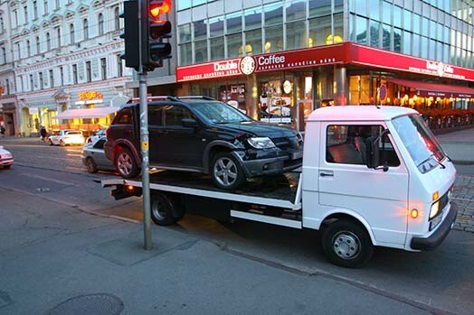 Sadauzītais Lindas Leen auto jau uz autoevakuatora, bet ielas pretējā pusē – avārijā cietušais sporta automobīlis.