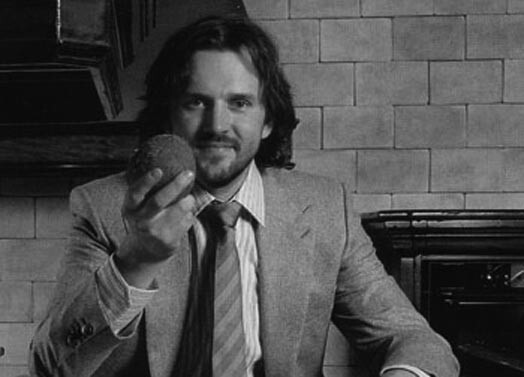 Pagājušās nedēļas otrdienā traģiski, pakļūstot zem vilciena, bojā aizgājis talantīgais latviešu aktieris Armands Neilands-Jaunzems, Krievijas televīzijas seriālu zvaigzne.