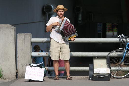Šovasar pretim Rīgas autoostai Pēdējās partijas Latgales apgabala kandidāts Ansis Ataols Bērziņš rīkoja vēlēšanu kampaņu — ar akordeonu rokās rāva vaļā gan latgaliešu dziesmas, gan krievu „Katjušu”.