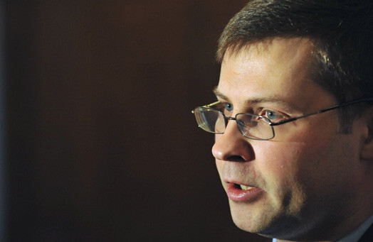 Ārvalstu eksperti Valdim Dombrovskim prognozē palikšanu premjera amatā.