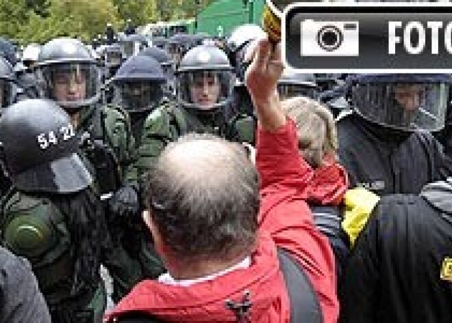 Protestos Štutgartē ievainojumus guvuši vismaz 130 cilvēki. FOTO