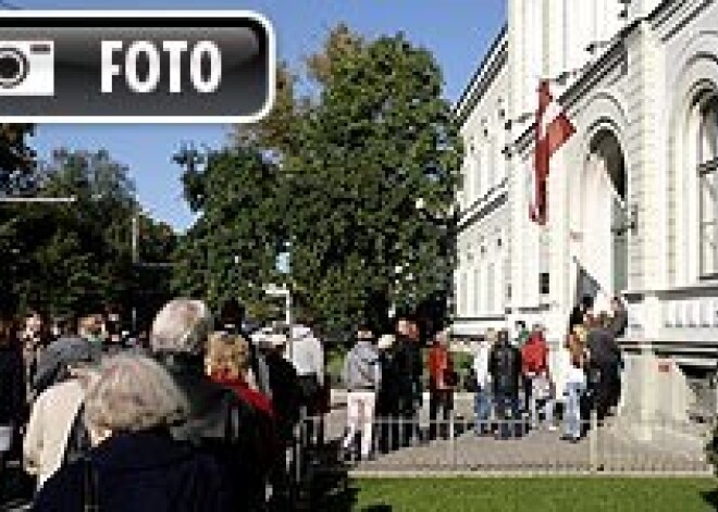 Pirms balsošanas beigām Rīgas centrā veidojās lielas rindas