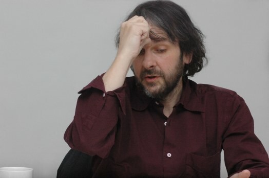 Несмотря на то, что трилогия Питера Джексона «Властелин колец» стала одним из наиболее коммерчески успешных кинопроектов своего времени (при затратах на производство в 280 млн. долларов прокатные сборы составили около 3 млрд), при работе над сиквелом Джексон испытывает трудности на всех этапах процесса