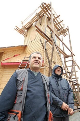 Koktēlnieks Ēriks Delpers un uzņēmējs Jānis Stupāns ir galvenie svētvietas veidotāji. Nesen topošajam dievnamam tika nosvinēti spāru svētki.