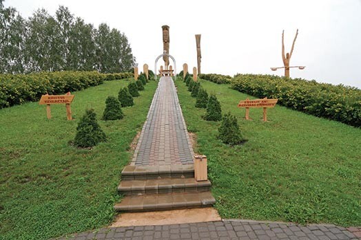 “Bez apdoma neķeros klāt pie skulptūru veidošanas,” stāsta koktēlnieks. “Kad ir skaidra tēma, vēl palasu Bībeli, lai smalkāk izprastu procesus un spilgtāk atklātos tēli.”