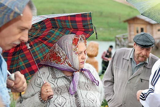 Vienalga, līst vai spīd saule, katru dienu svētvietu apmeklē daudzi interesenti, brīvdienās — ap 300 cilvēku. Viņi ir vislabākie izspriedēji.