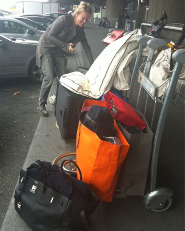 Телеведущая Ксения Собчак во время кратких парижских каникул не попала на Эйфелеву башню, зато во время шопинга запаслась элегантными туалетами для предстоящих новогодних корпоративов