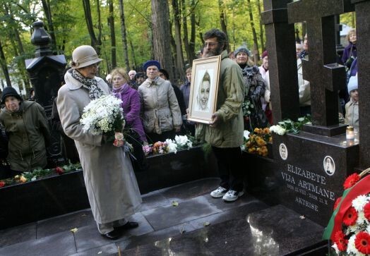 Актриса Олга Дреге возлагает цветы к памятнику Вии Артмане