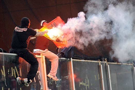 Serbu futbola huligāni savā elementā.