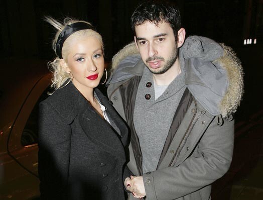 «Я начинаю плакать, когда думаю, сколько всего он принес в мою жизнь. Мы, как команда, делаем друг друга мудрее, сильнее... только лучше», ― еще не так давно говорила певица о своем супруге, продюсере Джордане Братмане, с которым рассталась после пяти лет брака