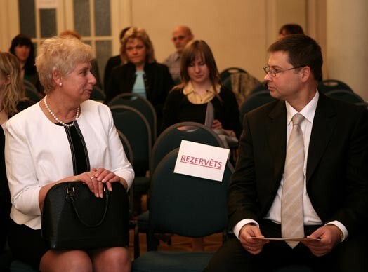 Gunta Veismane un Valdis Dombrovskis. Kam rezervēta vidējā vieta?