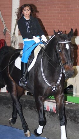 Аните повезло, что повреждения не пришлись на старые травмы — у певицы уже два раза был сломан позвоночник. Оба раза тому виной были занятия конным спортом и троеборьем