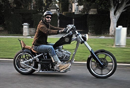 Виной всех травм Киану служит его маниакальная страсть к безбашенной езде на мотоциклах. Однажды он даже чуть не разбился насмерть