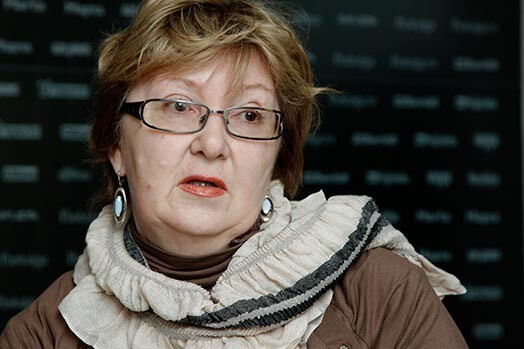 Jeļena Jurčenko uzskata, ka valsts viņai ir atņēmusi tiesības priekšlaicīgi pensionēties un ka valsts ciniski vēlas ietaupīt uz invalīdu un viņu vecāku rēķina.