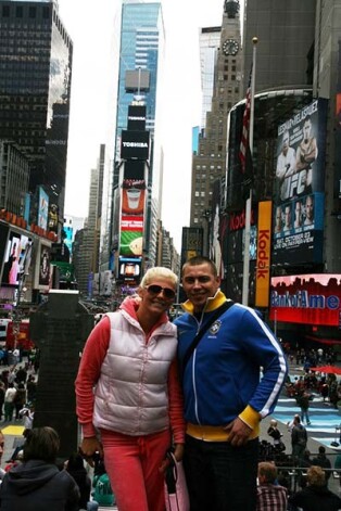 Ņujorkas Times Square Sanita ar Gustavu izstaigāja roku rokā. Pāris atzīst, ka domstarpību viņu vidū nav bijis pat ceļojuma laikā, jo abi visu dara kopā.