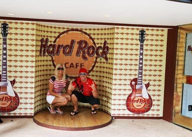 Sanita un Gustavs iegriezās arī populārajā Maiami kafejnīcā „The Hard Rock Cafe”